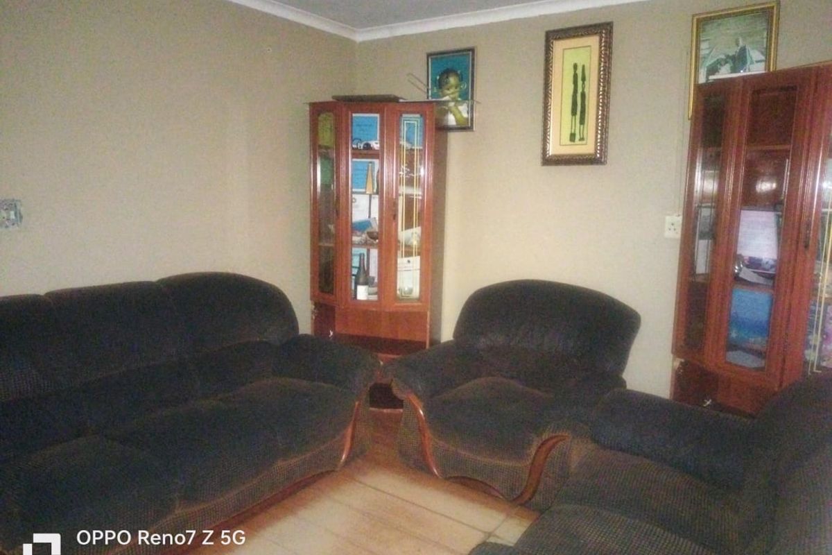 3 bedroom house with seperate entrance for sale - Photo 3