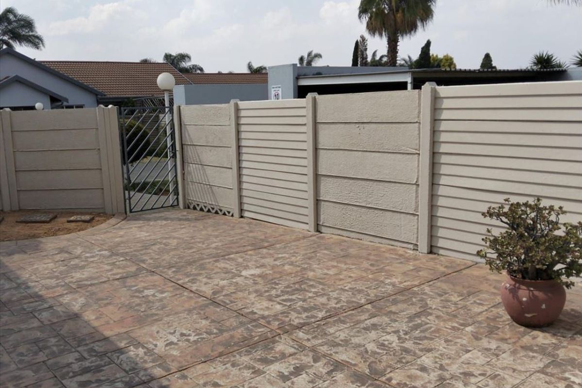 Neat 3-Bedroom Townhouse with Pool - Photo 3