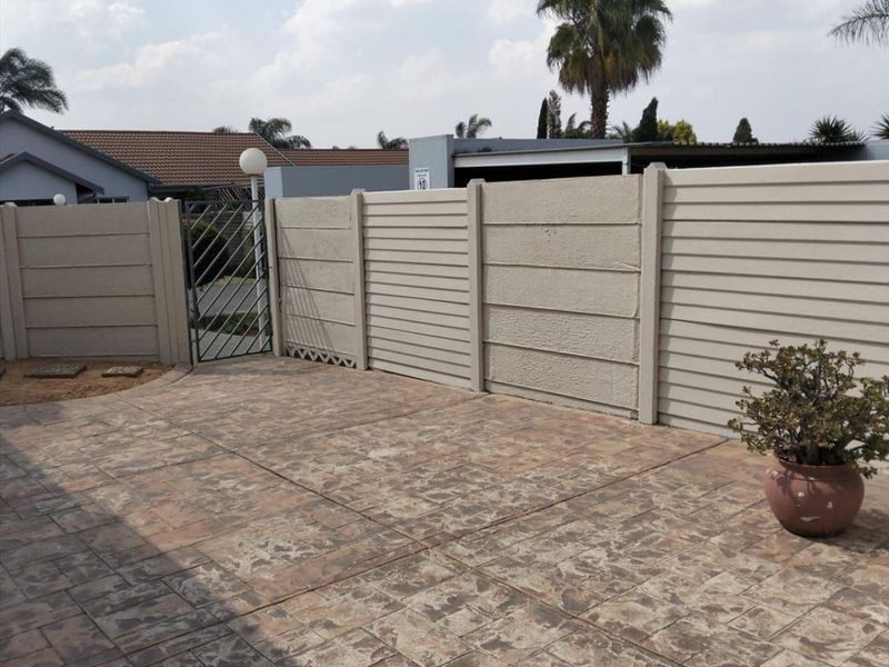 Neat 3-Bedroom Townhouse with Pool - Photo 3