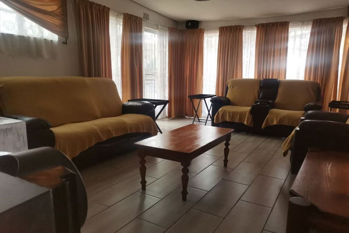 Spacious 3-Bedroom Home with Pool and Ample Parking - Photo 2