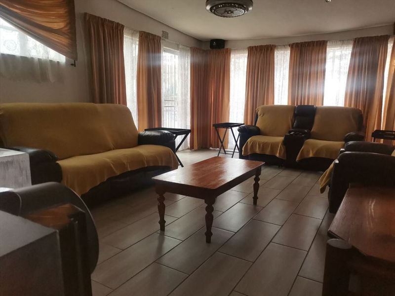 Spacious 3-Bedroom Home with Pool and Ample Parking - Photo 2