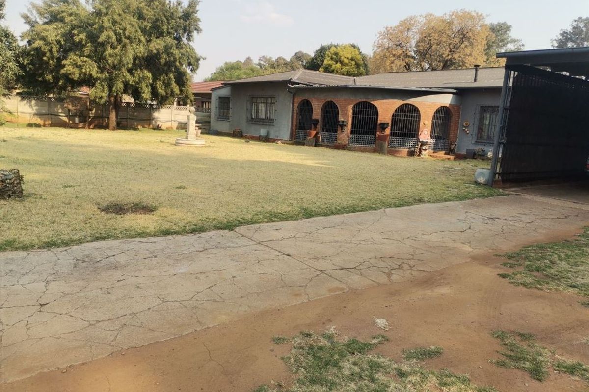 Spacious 3-Bedroom Home with Pool and Ample Parking - Photo 3