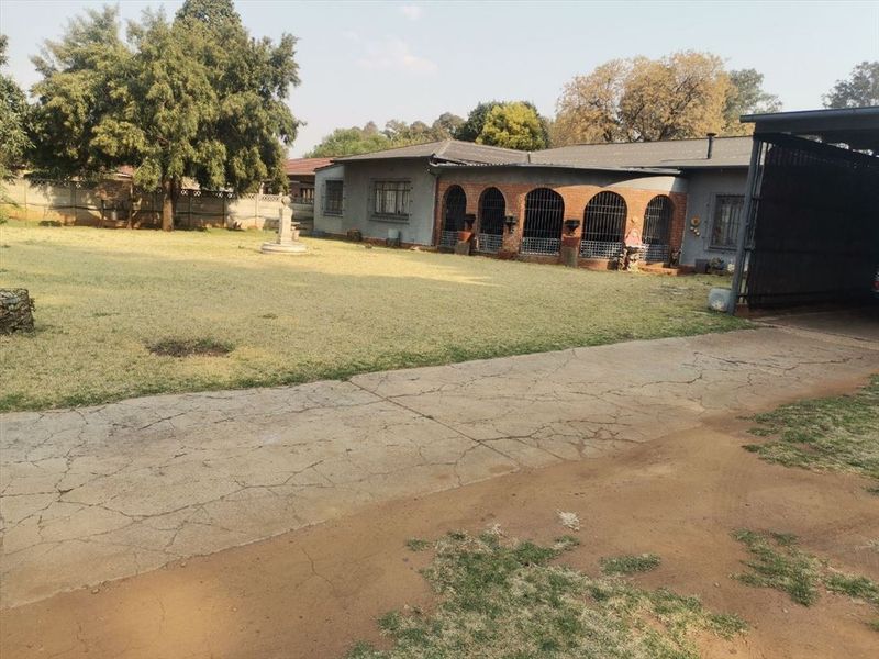 Spacious 3-Bedroom Home with Pool and Ample Parking - Photo 3