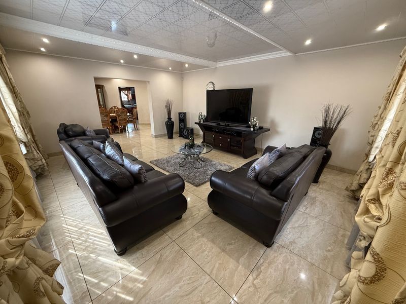 Seize This Spectacular Rare Gem In Aerorand West of 686m2. - Photo 10