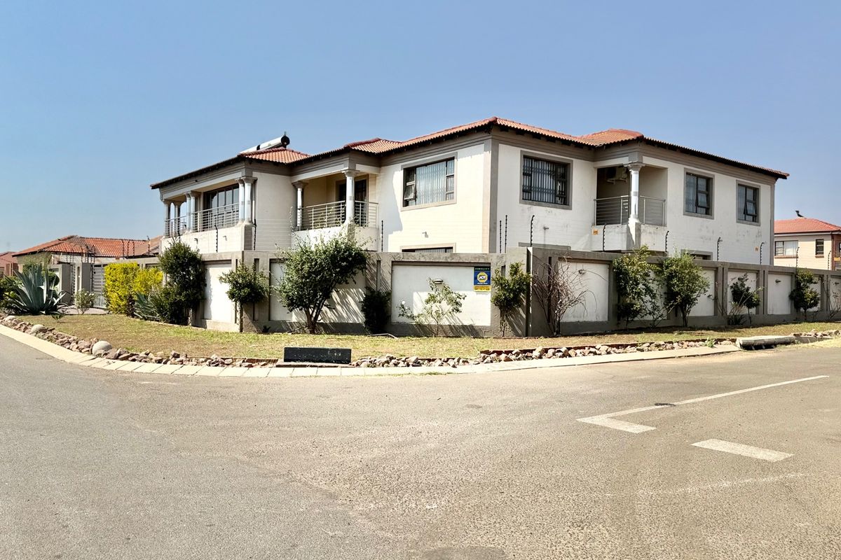 Seize This Spectacular Rare Gem In Aerorand West of 686m2. - Photo 2