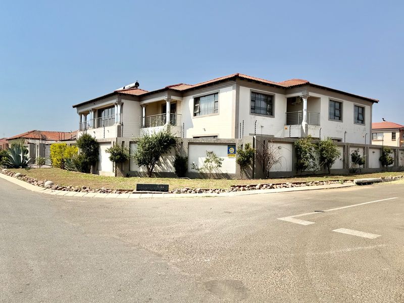 Seize This Spectacular Rare Gem In Aerorand West of 686m2. - Photo 2