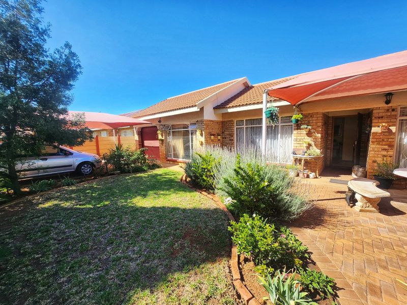 Cosy 3-Bedroom Home with Garden and Borehole in a Convenient Location - Photo 3