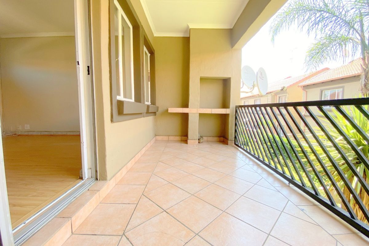 UNDER OFFER No transfer duties. Glen Garden Eden Glen, spacious and sunny 2 bedroom 1 bathroom unit with a garage at a giveaway price of R820 000. - Photo 5