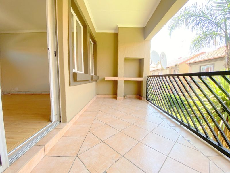 UNDER OFFER No transfer duties. Glen Garden Eden Glen, spacious and sunny 2 bedroom 1 bathroom unit with a garage at a giveaway price of R820 000. - Photo 5