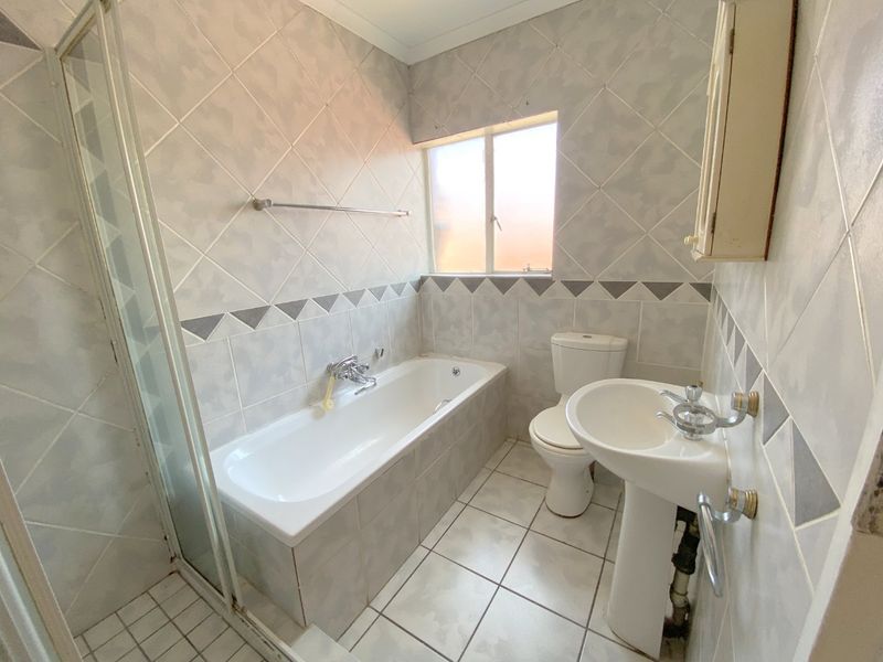 UNDER OFFER No transfer duties. Glen Garden Eden Glen, spacious and sunny 2 bedroom 1 bathroom unit with a garage at a giveaway price of R820 000. - Photo 10