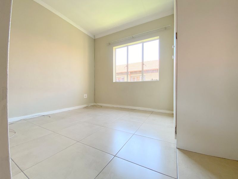 UNDER OFFER No transfer duties. Glen Garden Eden Glen, spacious and sunny 2 bedroom 1 bathroom unit with a garage at a giveaway price of R820 000. - Photo 9