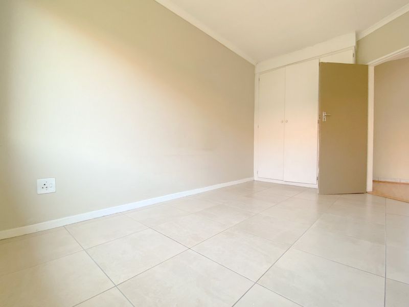 UNDER OFFER No transfer duties. Glen Garden Eden Glen, spacious and sunny 2 bedroom 1 bathroom unit with a garage at a giveaway price of R820 000. - Photo 8