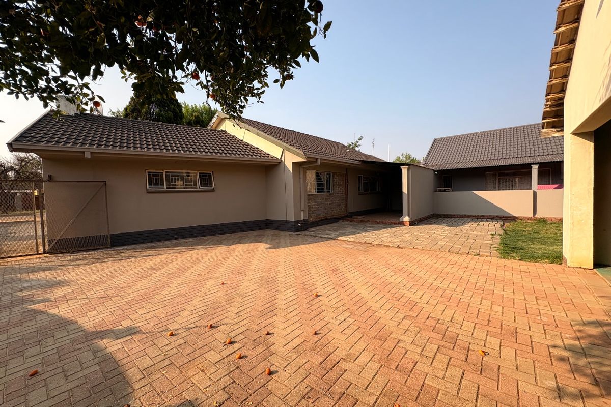 Spacious 3-Bedroom Home with Income-Generating Flat in Flamwood  - Photo 2