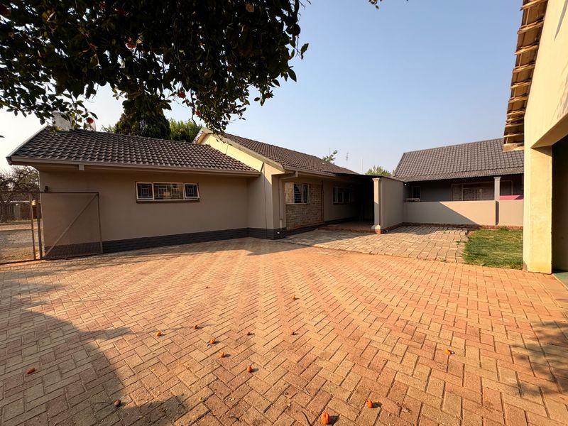 Spacious 3-Bedroom Home with Income-Generating Flat in Flamwood  - Photo 2