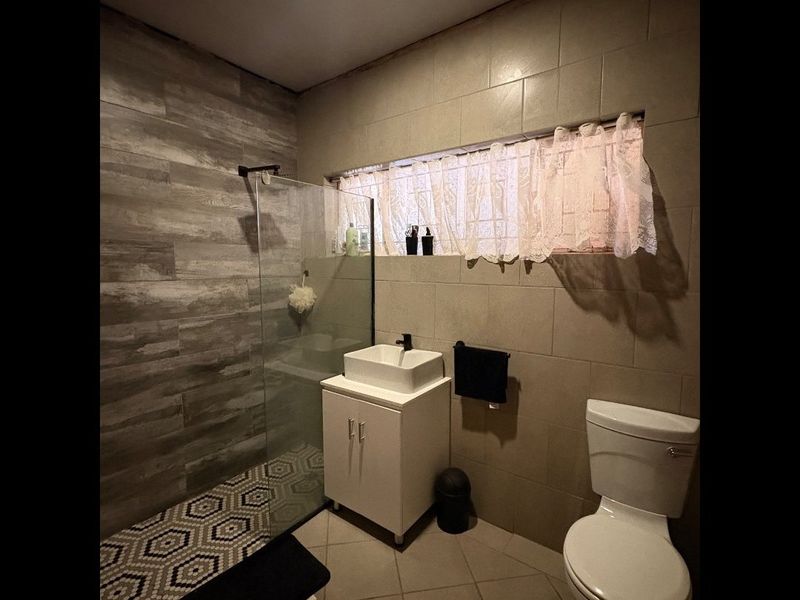 Spacious 3-Bedroom Home with Income-Generating Flat in Flamwood  - Photo 9