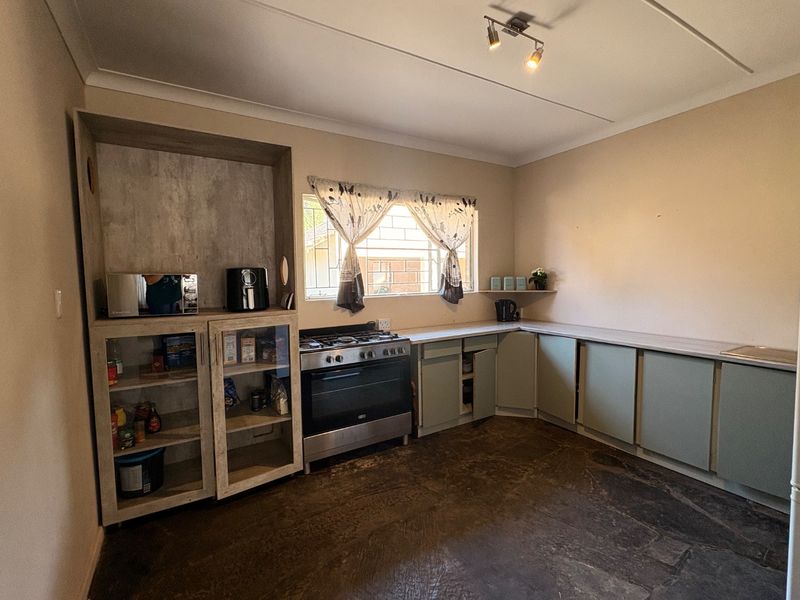 Spacious 3-Bedroom Home with Income-Generating Flat in Flamwood  - Photo 6