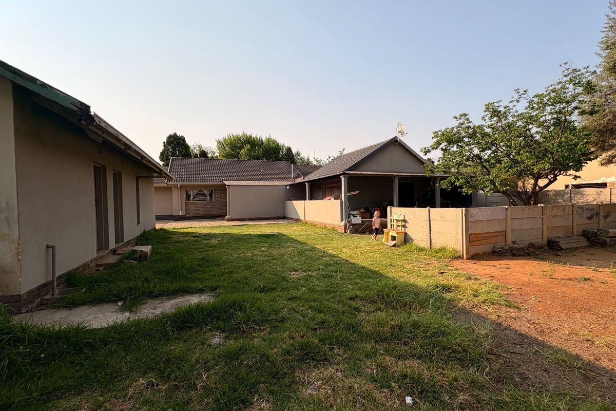 Spacious 3-Bedroom Home with Income-Generating Flat in Flamwood  - Photo 3