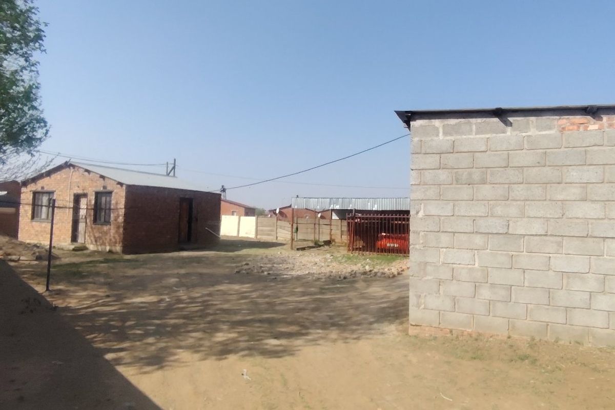 Amazing 2 Bedroom House with 3 extra rooms outside and big yard  - Photo 5