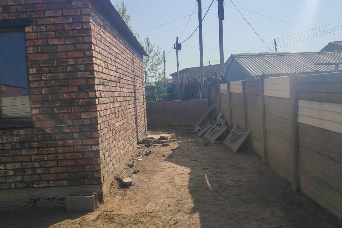 Amazing 2 Bedroom House with 3 extra rooms outside and big yard  - Photo 3