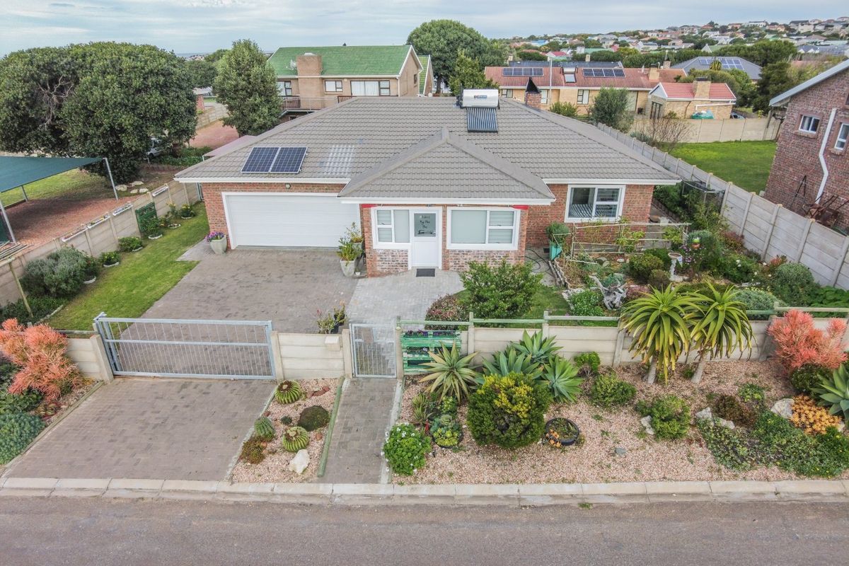 Three bedroom house in Still Bay West  - Photo 2