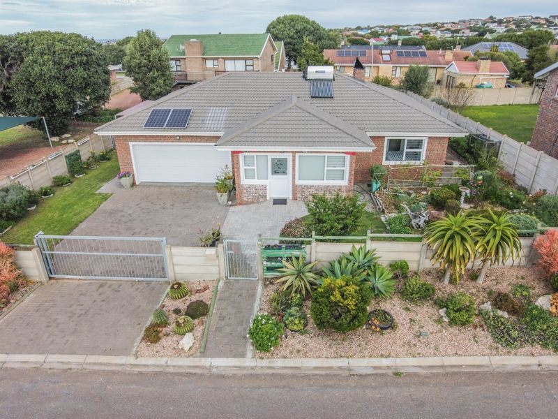 Three bedroom house in Still Bay West  - Photo 2