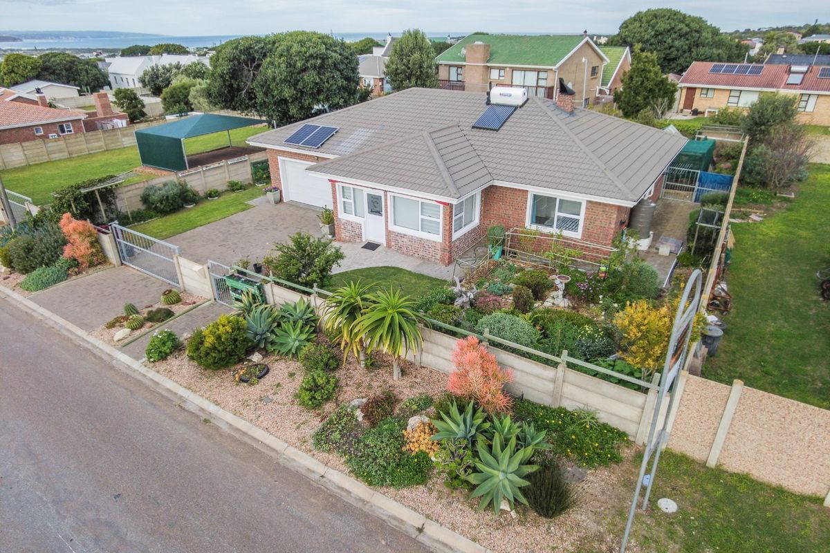 Three bedroom house in Still Bay West  - Photo 3