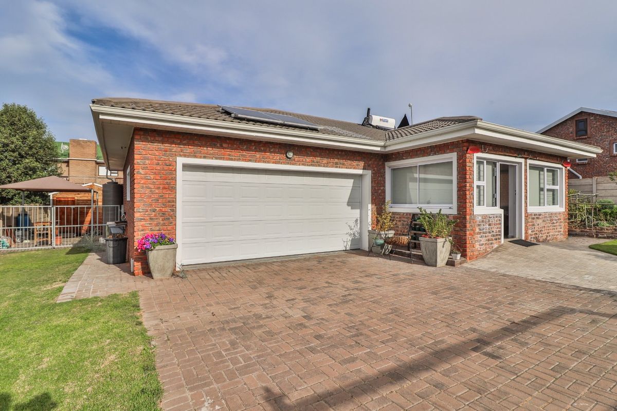 Three bedroom house in Still Bay West  - Photo 4