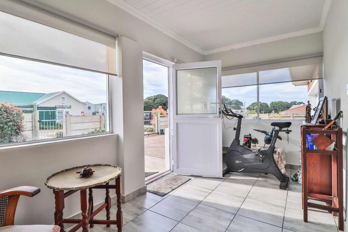 Three bedroom house in Still Bay West  - Photo 5