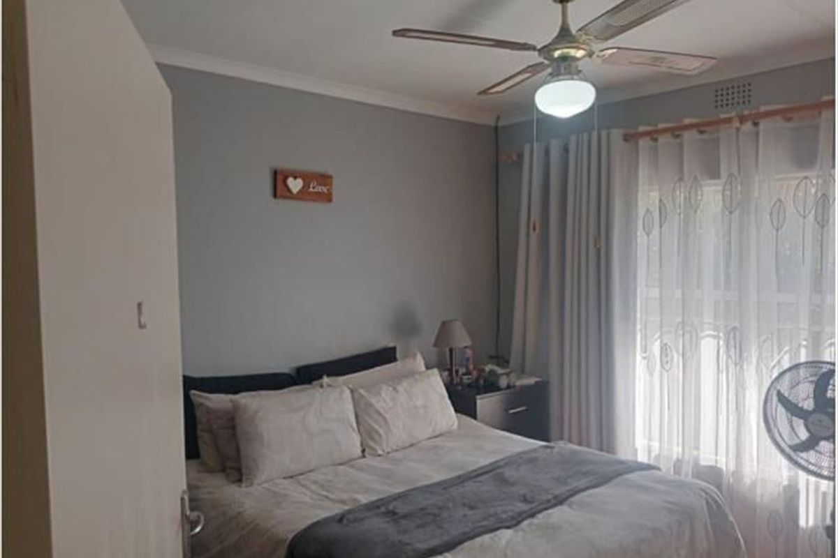 Comfortable Family Home with Functional Layout - Photo 3