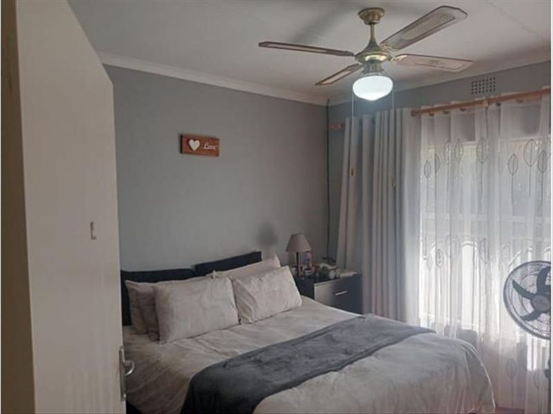 Comfortable Family Home with Functional Layout - Photo 3