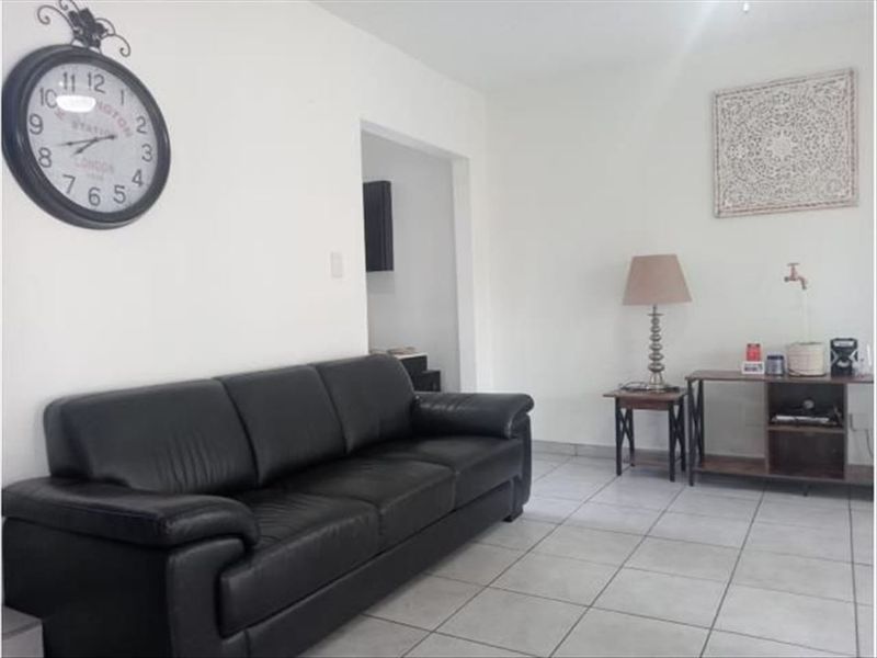 Comfortable Family Home with Functional Layout - Photo 2