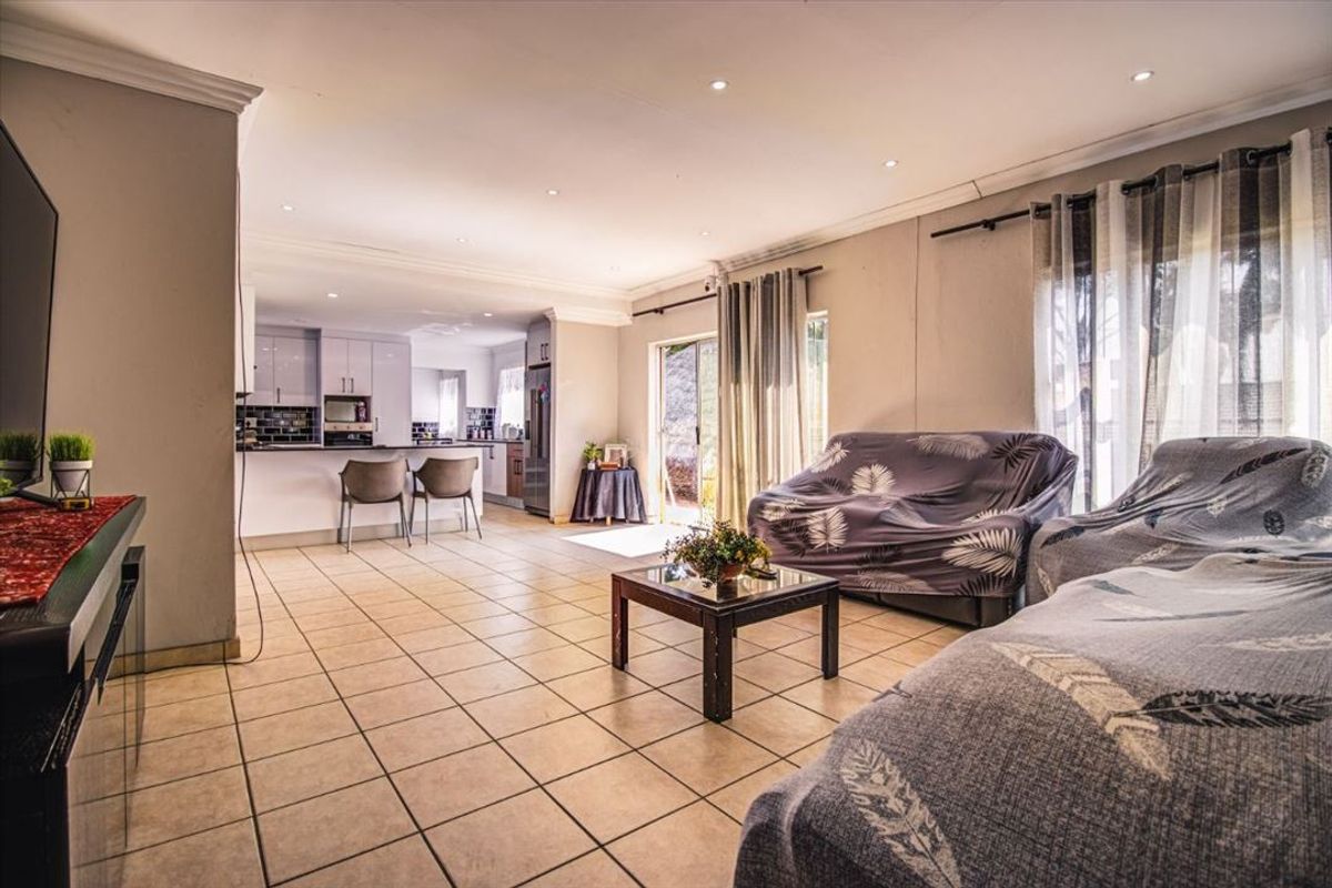 Charming Family Home with Ample Space - Photo 2