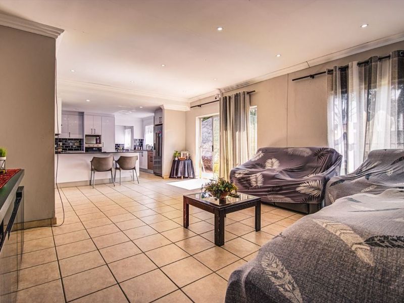 Charming Family Home with Ample Space - Photo 2