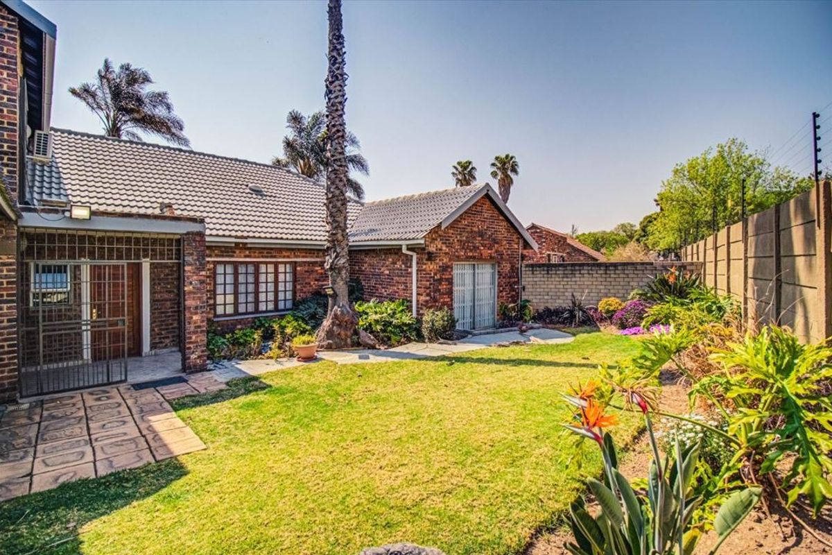 Charming Family Home with Ample Space - Photo 3