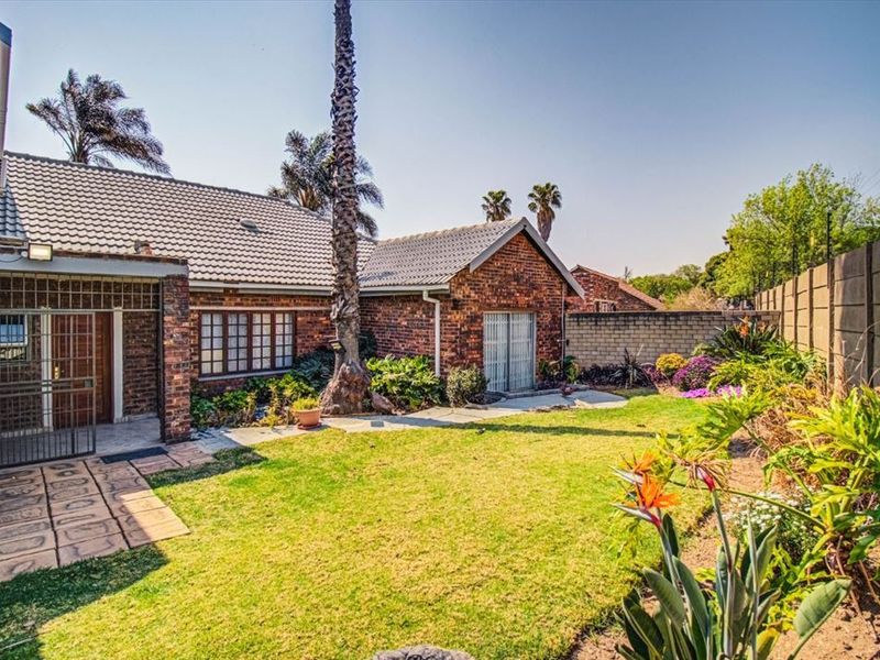 Charming Family Home with Ample Space - Photo 3