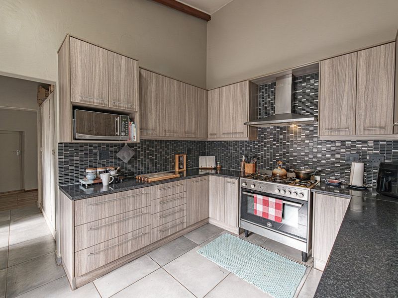 Spacious Family Home with Rental Potential – Riviersonderend - Photo 6