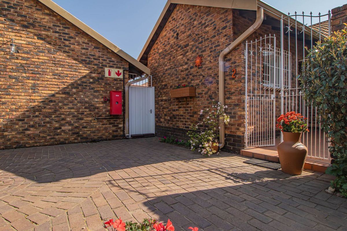 Hidden Gem in Highway Gardens - Photo 5