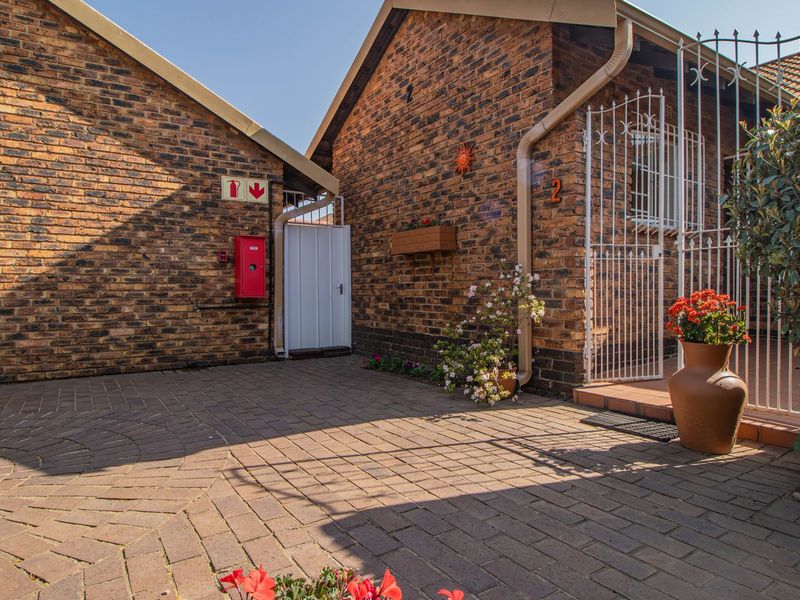 Hidden Gem in Highway Gardens - Photo 5