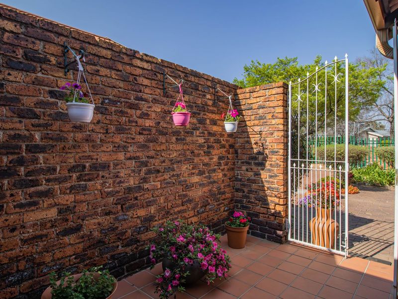 Hidden Gem in Highway Gardens - Photo 6