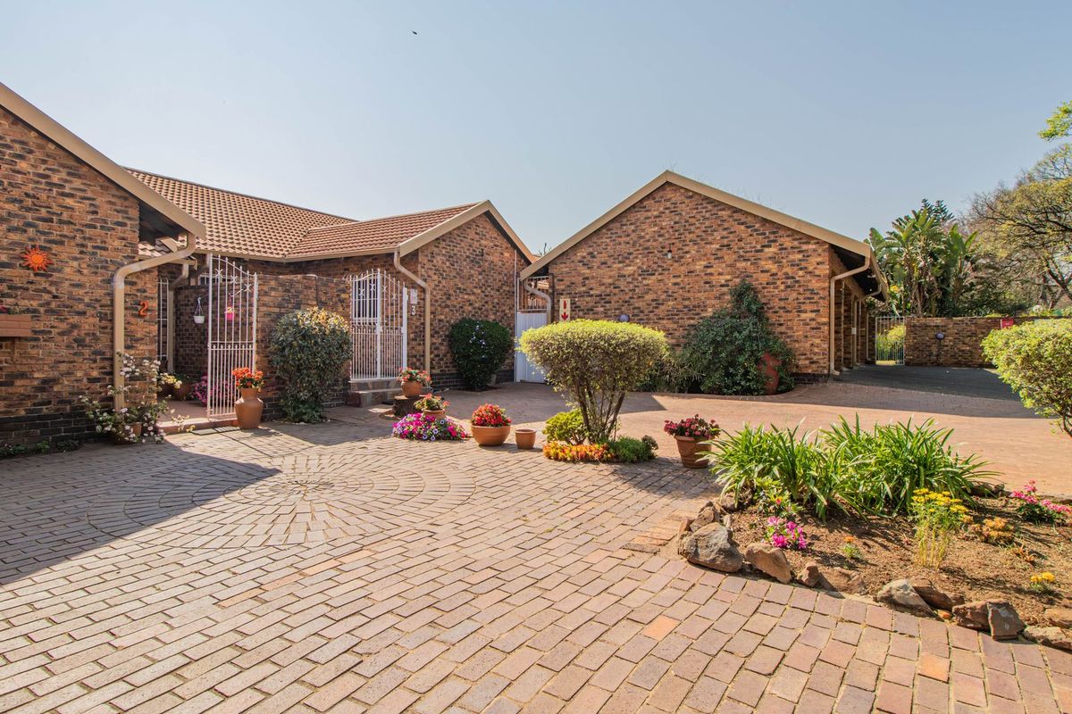 Hidden Gem in Highway Gardens - Photo 4