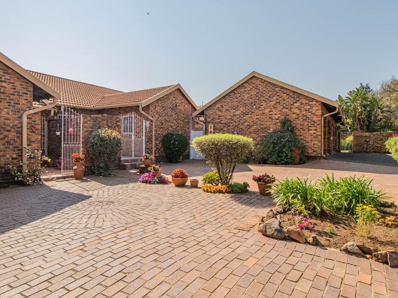 Hidden Gem in Highway Gardens - Photo 4