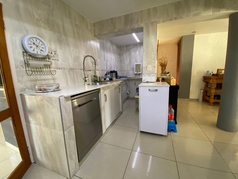 Spacious Double-Storey Family Home in Roodekrans - Photo 4