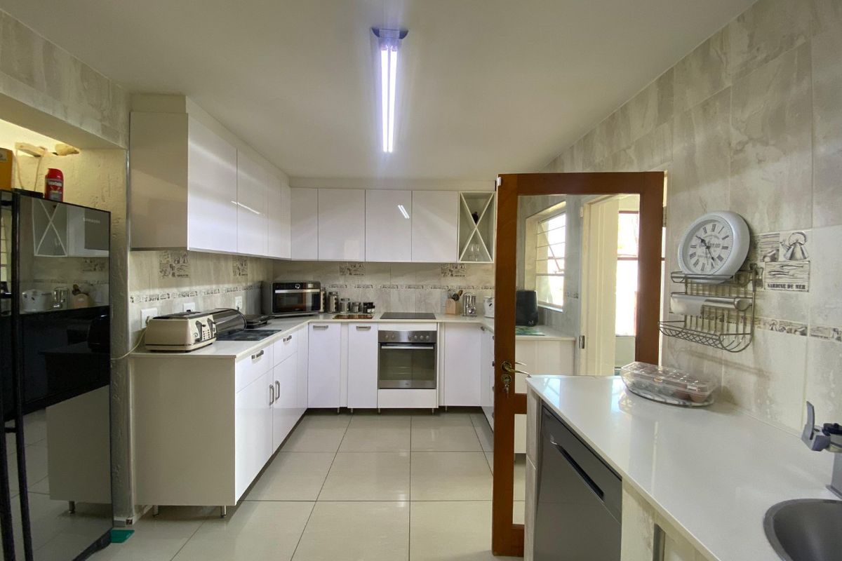 Spacious Double-Storey Family Home in Roodekrans - Photo 3