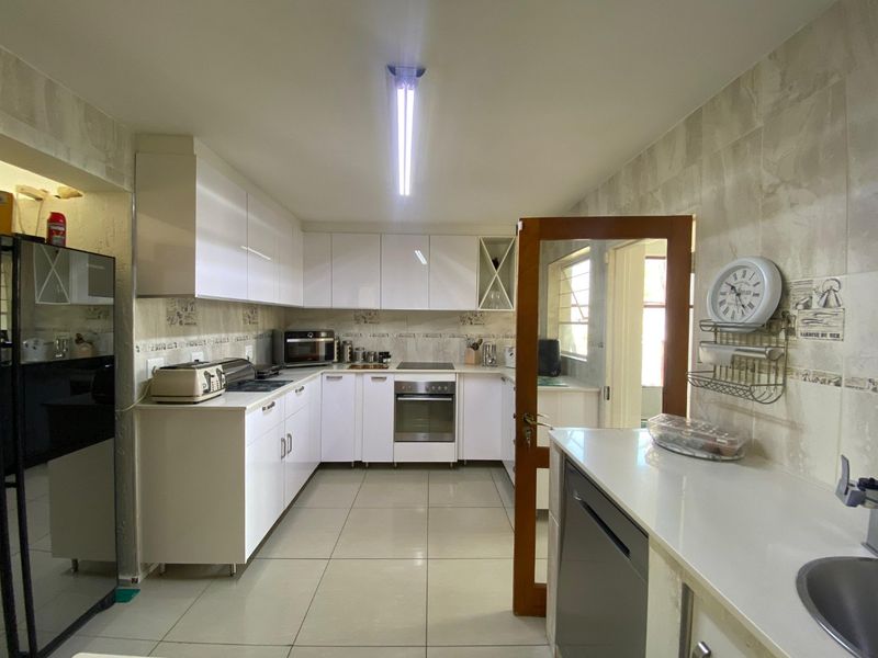 Spacious Double-Storey Family Home in Roodekrans - Photo 3