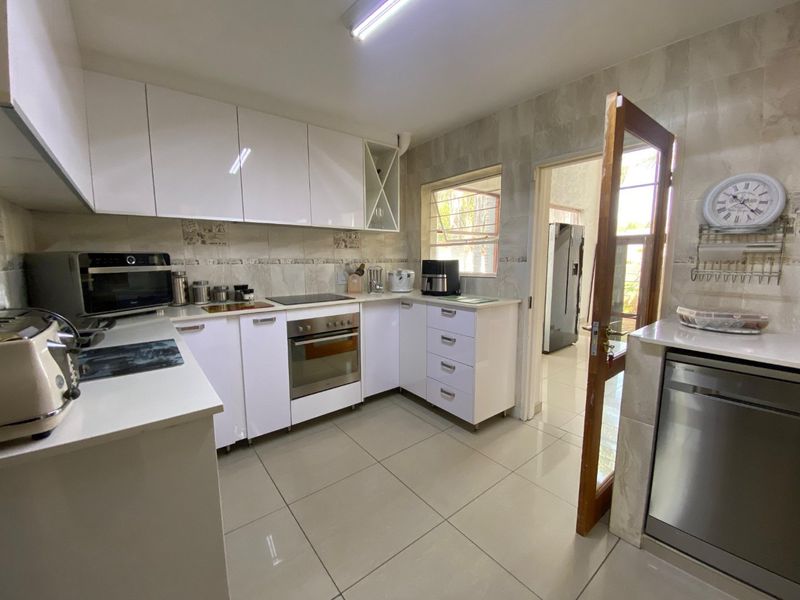 Spacious Double-Storey Family Home in Roodekrans - Photo 2