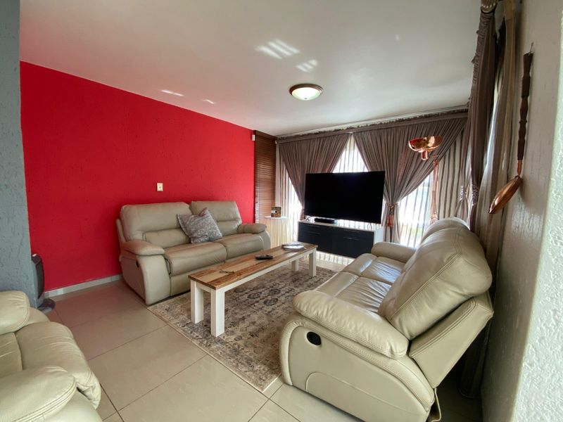 Spacious Double-Storey Family Home in Roodekrans - Photo 8