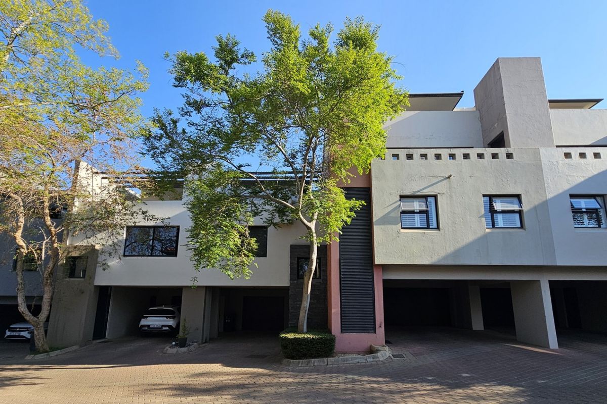 ULTRA-MODERN NEW YORK STYLE APARTMENT IN THE LUXURIOUS LOMBARDY ESTATE IN PRETORIA EAST - Photo 2