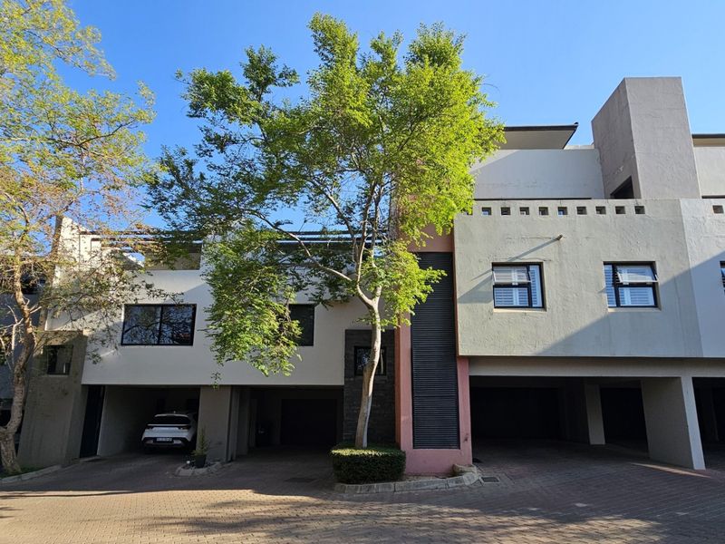 ULTRA-MODERN NEW YORK STYLE APARTMENT IN THE LUXURIOUS LOMBARDY ESTATE IN PRETORIA EAST - Photo 2