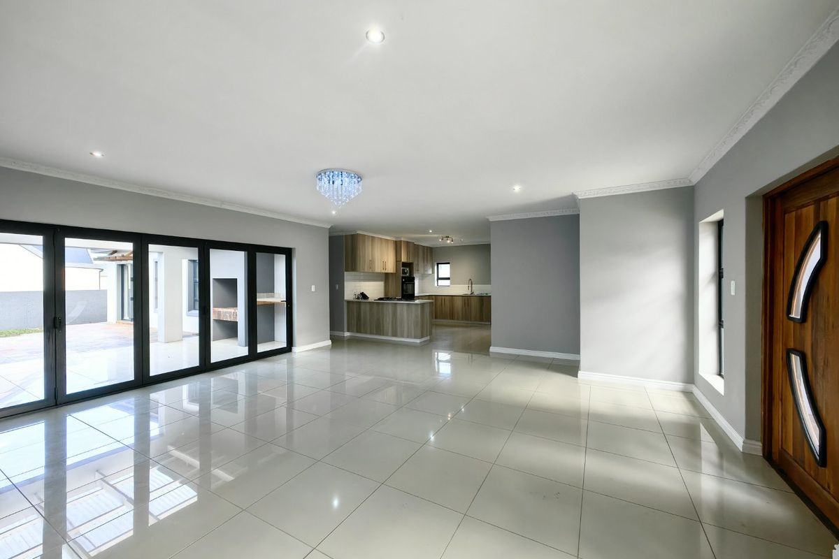 Luxurious 4-Bedroom House for Rent in Blue Mountain Village, George - Photo 3