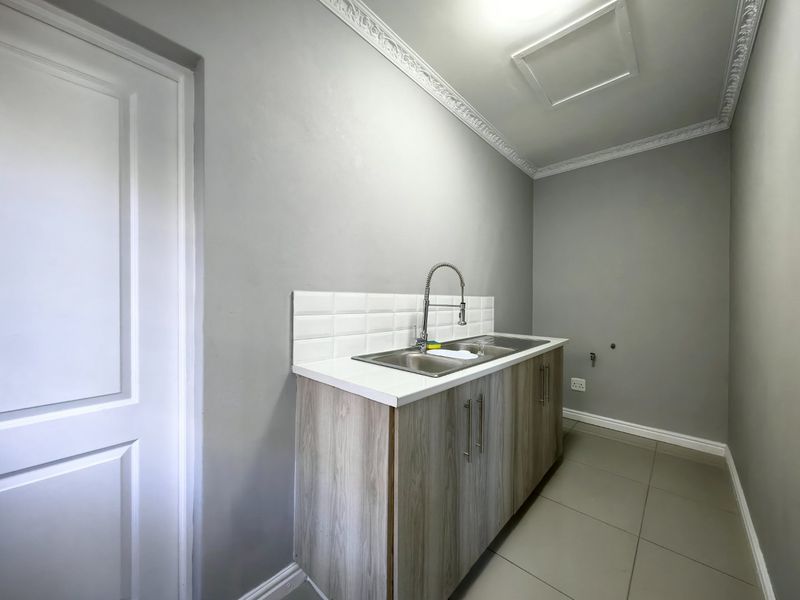 Luxurious 4-Bedroom House for Rent in Blue Mountain Village, George 6 or 12 month contract. - Photo 7